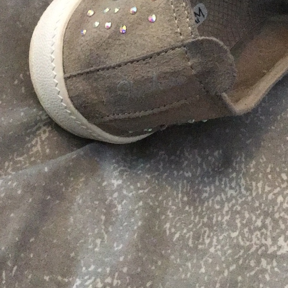 EUC SKECHERS AIR-COOLED MEMORY FOAM SNEAKERS SZ7 W/RHINESTONE ON OUTSIDE,TAUPE. - Picture 8 of 8
